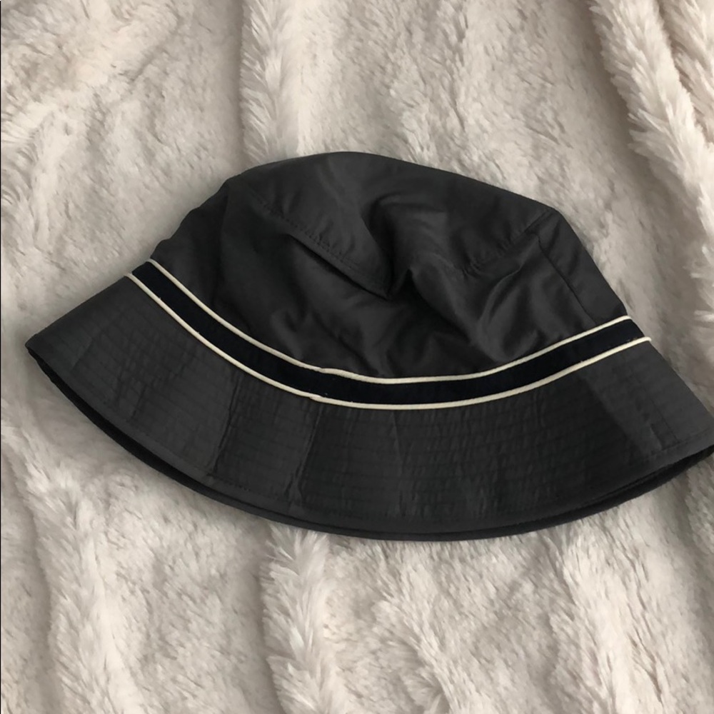 Gap bucket hat